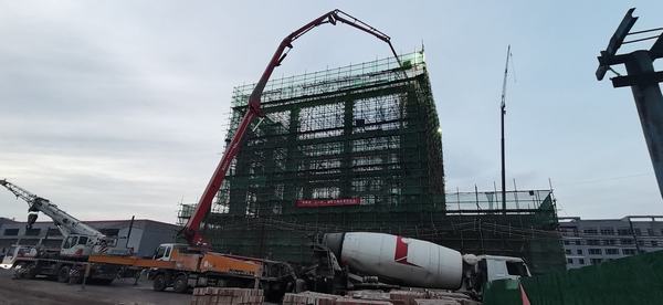 陕煤建设韩城分公司承建的王峰矿井副井工业场地提升机房主体工程顺利封顶