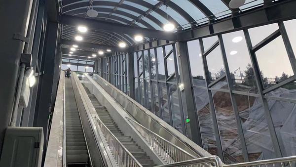 陕煤建设韩城分公司承建的柠条塔矿安培中心扶梯玻璃通道工程顺利交付使用