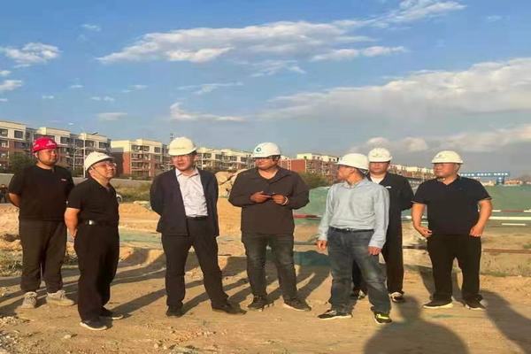 包头市东河区副区长杨建军一行莅临陕煤建设天工公司中润府（一期）项目指导工作
