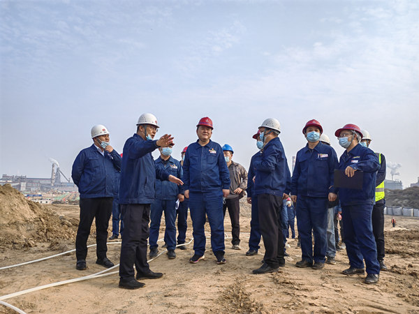 龙钢公司董事长陈骁深入陕煤建设汉中分公司龙钢综合一次料场项目指导工作