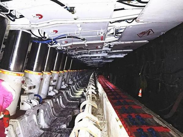 陕煤建设煤矿运营服务分公司:巴拉素项目部2101工作面安装会战正酣