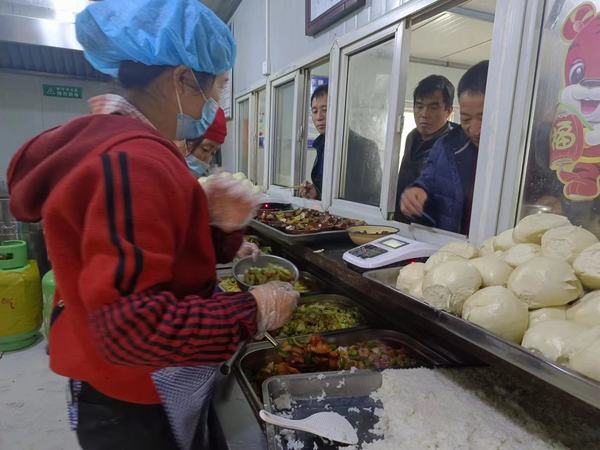 陕煤建设矿建二公司王峰项目部：加强后勤保障 打响疫情“保胃战”