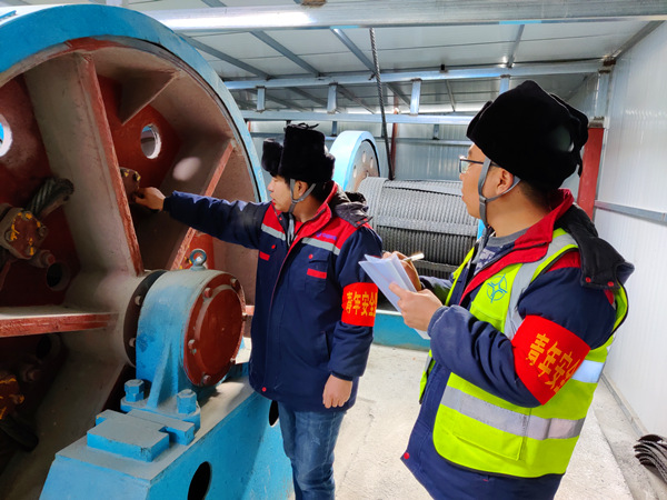 陕煤建设矿建三公司：随手拍，看青安岗员另类“show”安全