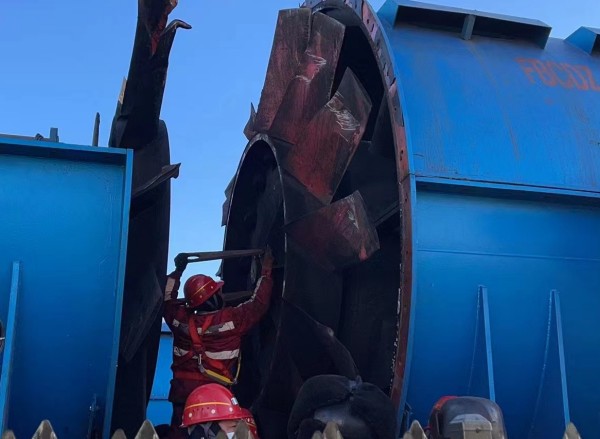 陕煤建设机电安装公司曹家滩项目部更换叶轮“迎风而上”