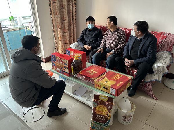 陕煤建设领导走访慰问困难职工