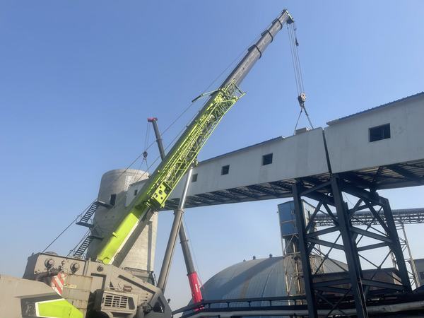 陕煤建设韩城分公司安全高效完成下峪口煤矿洗煤厂皮带架空走廊栈桥吊装工程