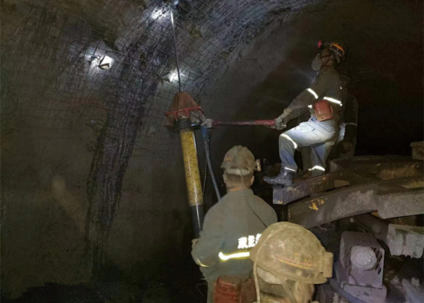 陕煤建设矿建三公司双龙项目部116运输顺槽机头硐室与运输大巷顺利贯通