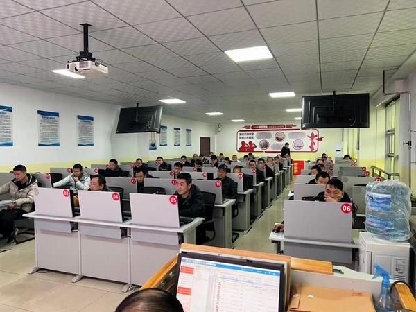 陕煤建设矿建二公司建庄项目部采用“智能化”岗前安全培训