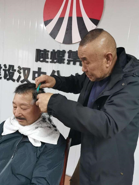 陕煤建设汉中分公司第五项目部开展爱心义剪活动