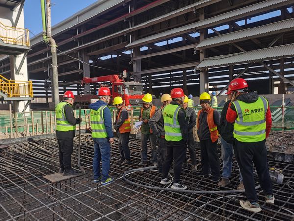 陕煤建设天工公司土建十部施工的出炉除尘设备基础大体积混凝土浇筑一次性完成