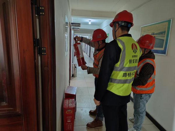 陕煤建设路桥分公司人勤春早	“充电”忙