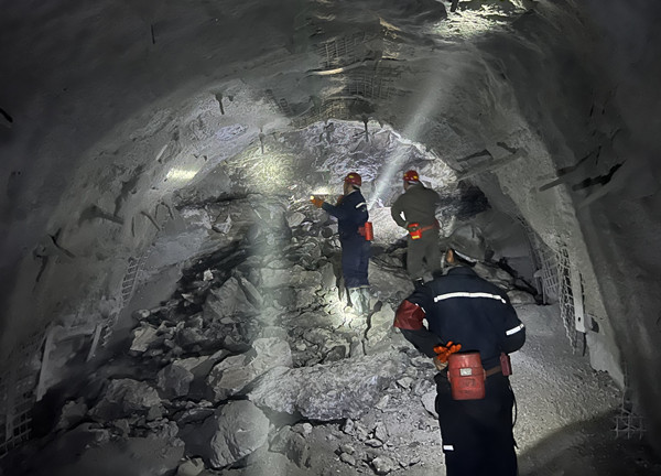 陕煤建设矿建三公司崔木项目部北翼带式输送机大巷顺利贯通