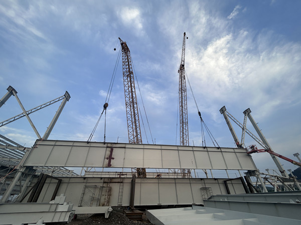 “钢铁巨兽”腾空而起 超重吊装稳如泰山