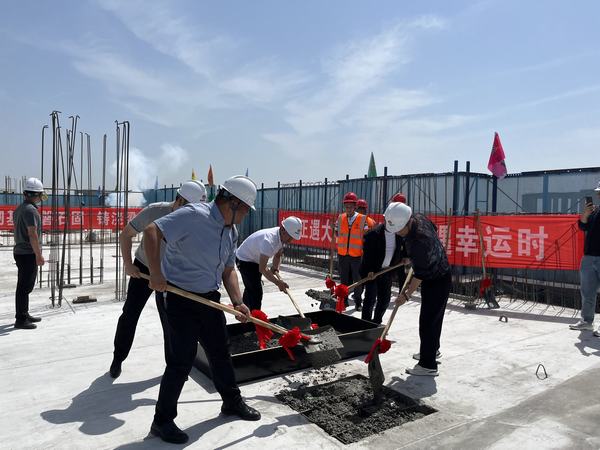 陕煤建设铜煤公司承建的铜煤三号青竹林小区4#楼顺利封顶