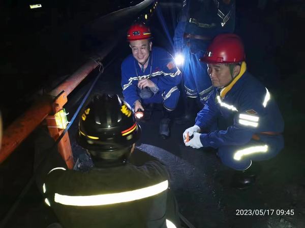 黄陵建庄矿业有限公司董事长雷贯亮深入陕煤建设矿建二公司建庄项目部检查安全质量标准化工作