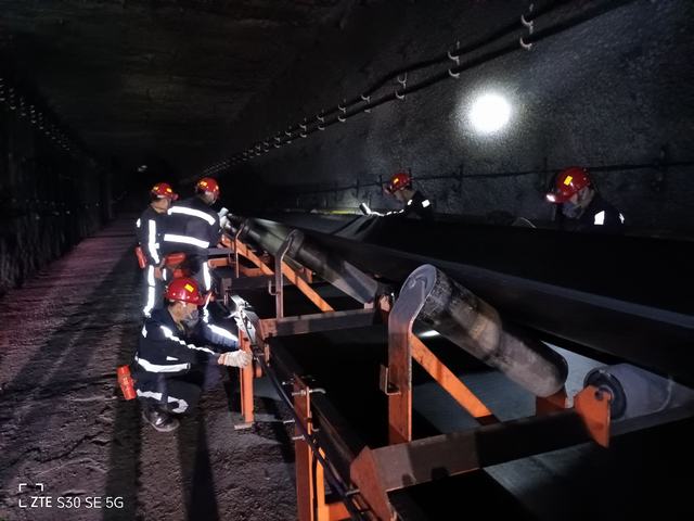 陕煤建设韩城分公司安装三项目部提前完成张家峁煤矿2-2煤南部胶运巷带式输送机安装工程