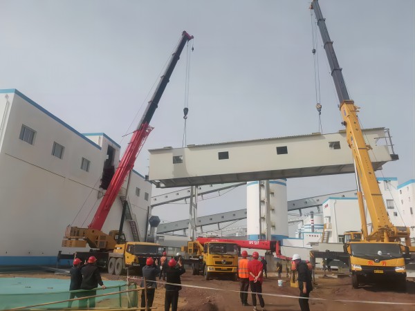 陕煤建设渭南分公司第十二项目部承建的小保当选煤厂成品矸石缓冲仓至8004驱动间带式输送栈桥顺利吊装完成