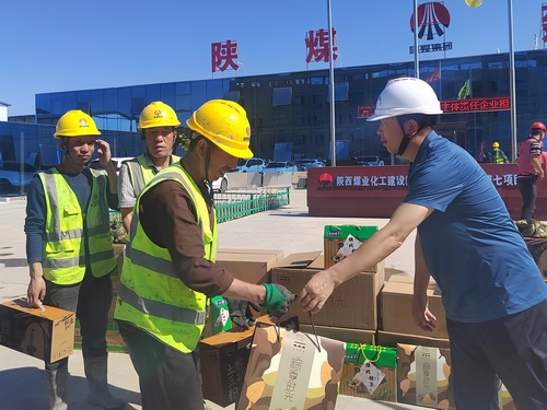 榆林市住房和城乡建设局统建代建中心主任李宏一行莅临陕煤建设直属第七项目部检查慰问