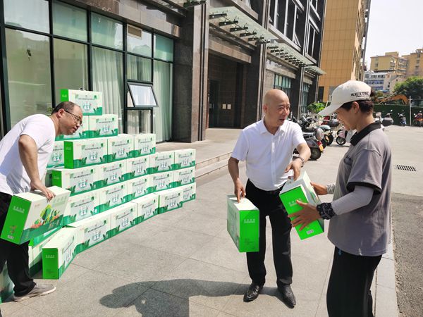 陕煤建设大秦置业公司:防暑降温送清凉 情系一线保平安