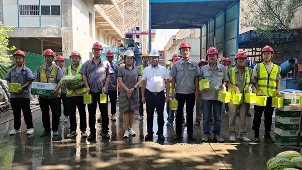 陕煤建设铜煤公司开展“夏送清凉”关爱活动