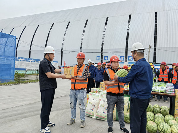 炎炎夏日送清凉 浓浓关爱沁人心