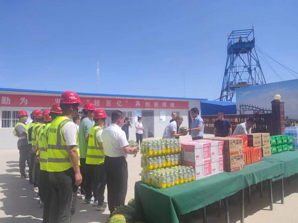 陕西彬长文家坡矿业董事长徐景果深入施工一线慰问职工