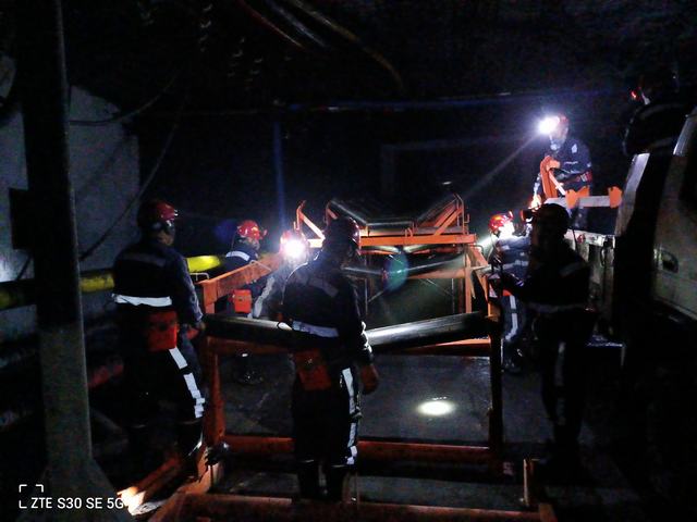 陕煤建设韩城分公司张家峁项目部顺利完成3104胶运顺槽带式输送机安装工程