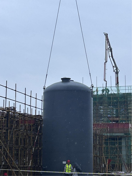 陕煤建设汉中分公司承建的汉钢新建中厚板项目首个高效浊水净化装置过滤罐吊装圆满完成