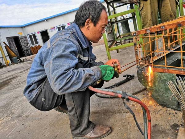 陕煤建设煤矿运营服务分公司:技能现场大讲堂助青工成才