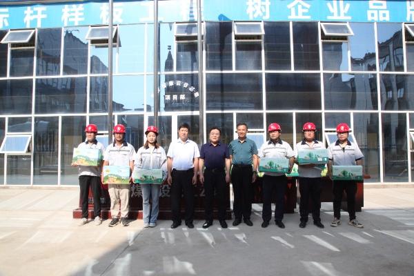 王明智深入重点项目开展“送清凉”慰问活动