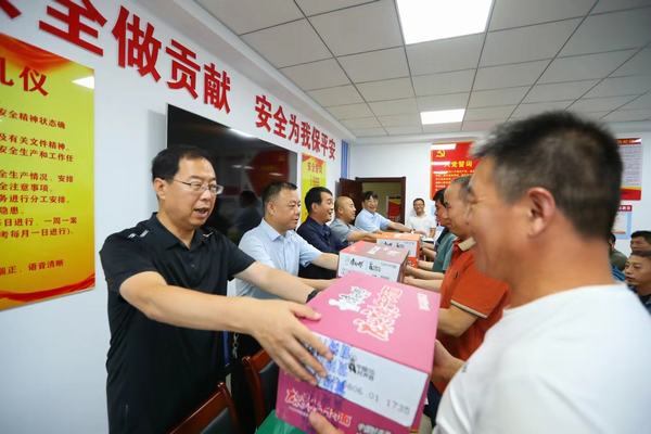 黄陵建庄矿业有限公司董事长雷贯亮莅临陕煤建设矿建二公司建庄项目部检查慰问