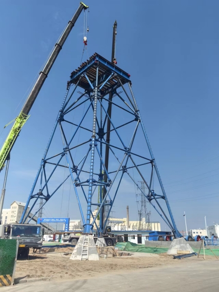 陕煤建设矿建三公司袁大滩矿二号回风立井井架顺利起立