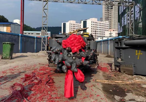 陕煤建设矿建二公司建庄项目部第二台综掘机入井