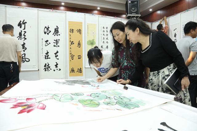 “清”风入心  “廉”花自开