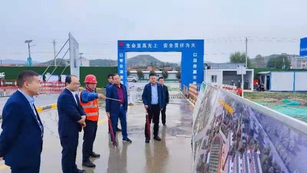 陕煤集团纪检监察三室主任杨胜利、乡村振兴办副主任杨伟一行到陕煤建设天工公司承建的汉阴实验中学项目检查指导工作