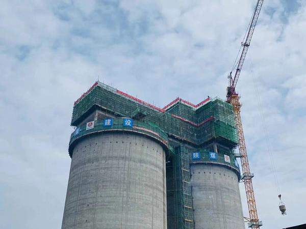 陕煤建设天工公司承建的胡家河（孟村）煤炭铁路专用线改扩建项目储煤仓工程顺利封顶