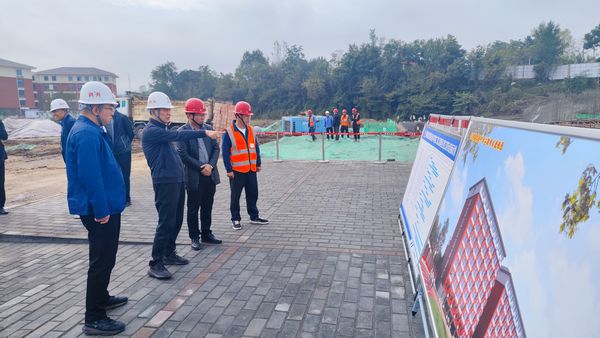 侯本英深入汉阴县实验中学二期项目检查指导工作