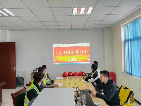 陕煤建设铜煤公司第九项目部积极开展“宪法宣传日”普法宣传活动