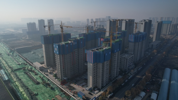 陕煤建设渭南分公司:暖冬时节喜迎白桦林悦项目主体封顶