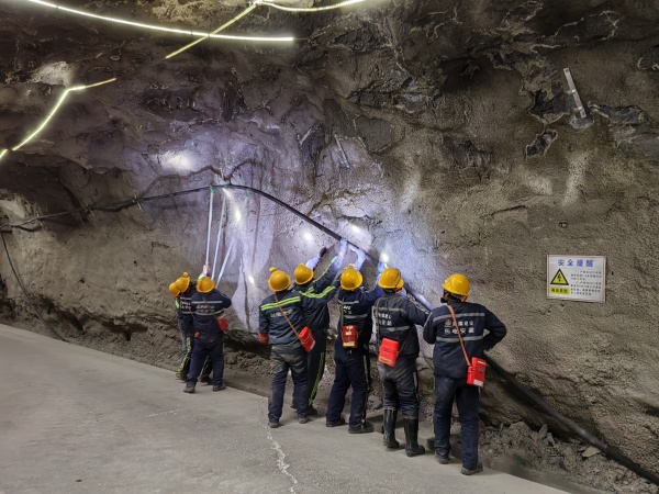 陕煤建设机电安装公司酒钢项目部齐心协力攻坚电缆敷设