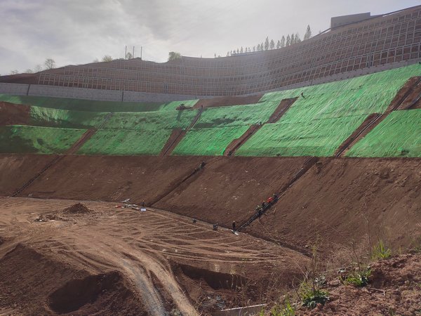 陕煤建设路桥分公司文家坡矿风井场地山体滑坡灾害治理工程格构梁施工圆满完成