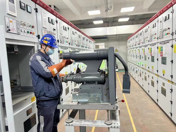 陕煤建设洗选煤运营公司红柳林洗煤厂项目部： 应对雨季“三防”  筑堤安全堤