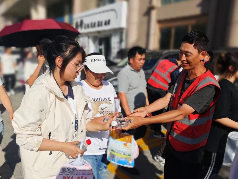 陕煤建设榆林公司:水润高考路 情暖学子心