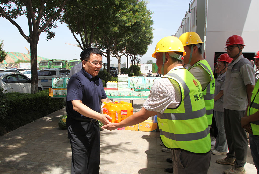 陕煤建设领导深入一线开展“送清凉”慰问活动