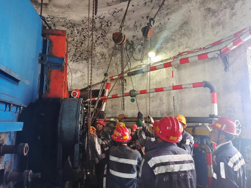 陕煤建设洗选煤第三项目部：“零点坚守” 稳步完成101带式输送机带面及机头拖带滚筒更换工程