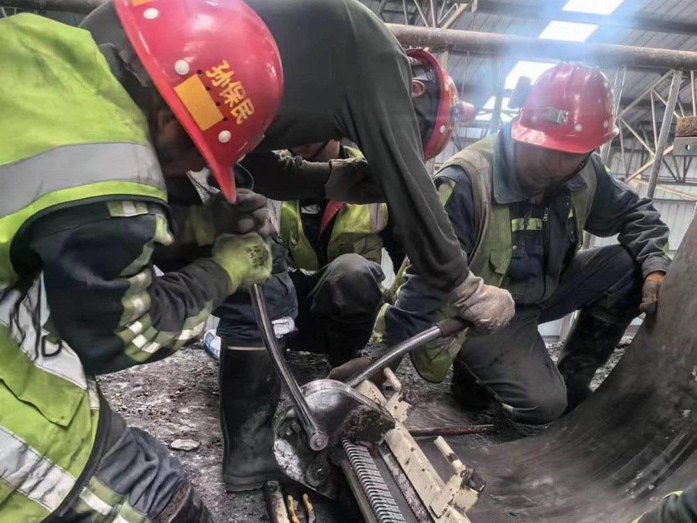 陕煤建设机电安装公司顺利完成沙梁煤矿主斜井井口矸石胶带机缩带工作