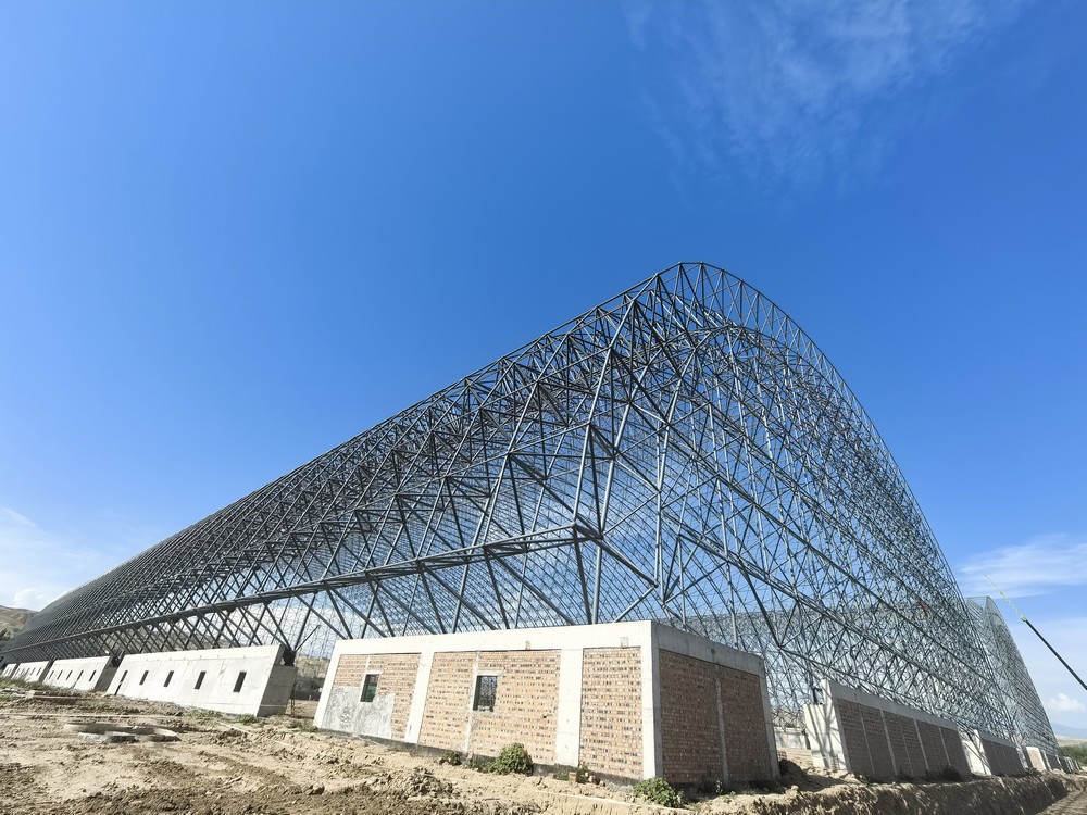 陕煤建设天工公司承建的伊宁市煤炭储运中心基地建设项目1#、2#储煤棚顺利合拢