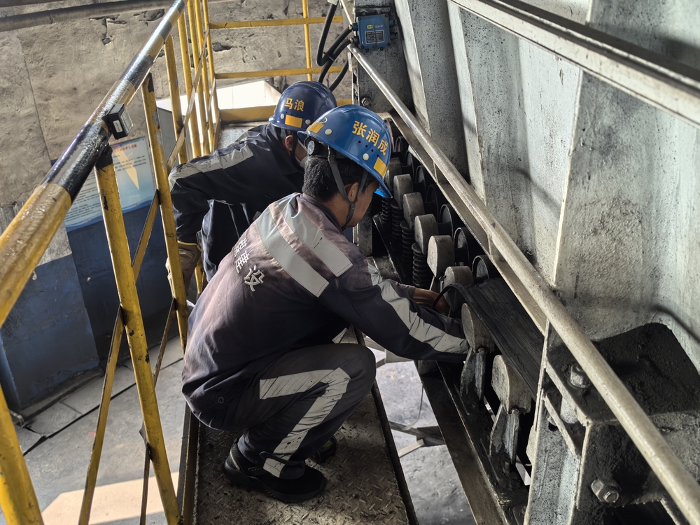 陕煤建设洗选煤运营公司红柳林洗煤厂项目部： 群策群力 打赢771给煤机“换带”攻坚战