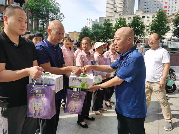 陕煤建设大秦置业公司：开展“夏日送清凉 关怀暖人心”慰问活动