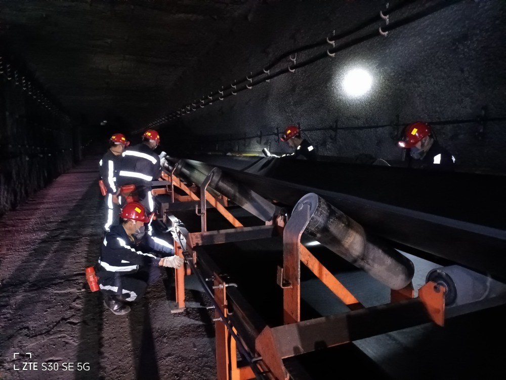 陕煤建设韩城分公司张家峁项目部顺利完成5217胶运顺槽带式输送机安装工程